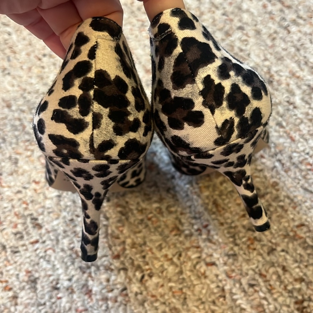 Bettye Muller Leopard Bow Heels Size 8 - Picture 7 of 14